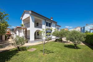 Vonkajšia záhrada v ubytovaní Premium Villa - pool, big garden, seaside town
