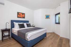 Posteľ alebo postele v izbe v ubytovaní Premium Villa - pool, big garden, seaside town