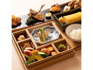 una bandeja de comida con sushi y otros alimentos en THE JUNEI HOTEL KYOTO - Vacation STAY 14489v, en Kioto