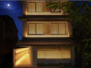 un edificio con luces de noche. en THE JUNEI HOTEL KYOTO - Vacation STAY 14489v, en Kioto
