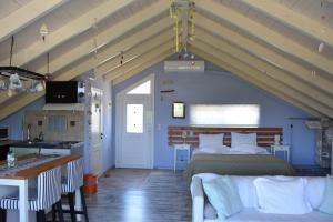 Un dormitorio con una cama y una mesa y una cocina. en Villa Gerani, en Gerani