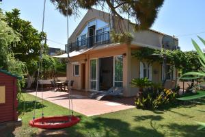 una casa con un patio con un columpio en Villa Gerani, en Gerani