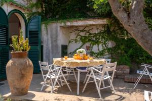 陶尔米纳La casa di Angelo的桌椅和水果桌