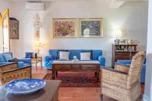 陶尔米纳La casa di Angelo的客厅里有一张蓝色的沙发和椅子 更多33张照片