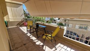 a balcony with two chairs and a table on it at Ήσυχο διαμέρισμα στην Ελευσίνα in Eleusis