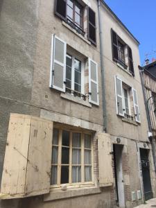 オルレアンにあるLa Fauconnerie Studio de charme au cœur d'Orléansの建物の横にドアと窓がある