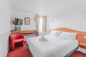 Postel nebo postele na pokoji v ubytování Cap Hôtel
