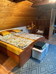 A bed or beds in a room at Vidiecky dom AlexSandra - ubytovanie v súkromí