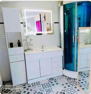 Koupelna v ubytování La petite maison au jacuzzi