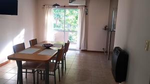 a dining room with a table and chairs and a window at Hornera Italia - Céntrico, práctico y luminoso in Rosario