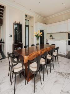 une grande salle à manger avec une grande table et des chaises en bois dans l'établissement Villa 5 phòng ngủ víp - Tuần Châu - Sát biển, à Hạ Long