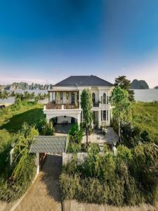 Vue aérienne d'une maison avec l'océan en arrière-plan dans l'établissement Villa 5 phòng ngủ víp - Tuần Châu - Sát biển, à Hạ Long