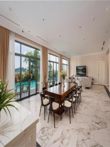 une grande salle à manger avec une table et des chaises dans l'établissement Villa 5 phòng ngủ víp - Tuần Châu - Sát biển, à Hạ Long