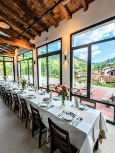 Nespecifikovaný výhled na hory nebo výhled na hory při pohledu z hotelu