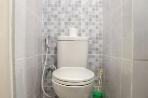 ein Badezimmer mit einer weißen Toilette in einer Dusche in der Unterkunft Brand New Studio at Tokyo Riverside PIK 2 Apartment By Travelio in Rawalembang