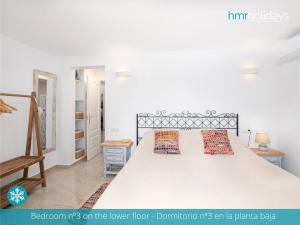 Postel nebo postele na pokoji v ubytování Villa George - HMR Holidays + 32 fotografií
