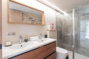 JalognyにあるCabana & Maison sur les hauteurs - Proche Clunyの白い洗面台とシャワー付きのバスルーム +42枚の写真