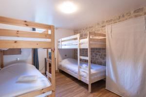 JalognyにあるCabana & Maison sur les hauteurs - Proche Clunyの二段ベッドが2つある部屋