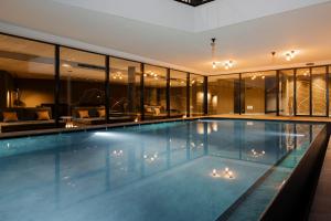 Bazén v ubytování Hotel Alpenrose Dolomites nebo v jeho okolí