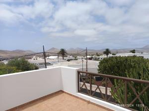 un balcón con vista a las montañas en Haitay, en Nazaret