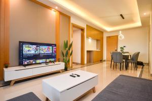 TV a/nebo společenská místnost v ubytování R&F Princess Cove by Nest Home at Johor Bahru