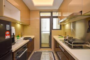 Kuchyň nebo kuchyňský kout v ubytování R&F Princess Cove by Nest Home at Johor Bahru