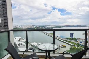 Balkón nebo terasa v ubytování R&F Princess Cove by Nest Home at Johor Bahru
