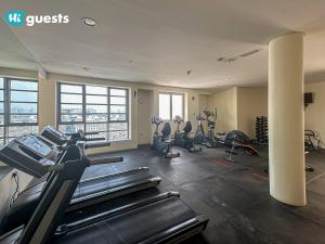 Gimnasio o instalaciones de fitness de HiGuests - Cheerful Apt With Stunning Views in Port Saeed