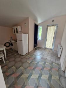 Kuchyň nebo kuchyňský kout v ubytování Ananuri veranda- hotel guest house