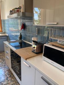 A kitchen or kitchenette at Attico San Francesco