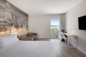 TV a/nebo společenská místnost v ubytování B&B HOTEL Girona 3