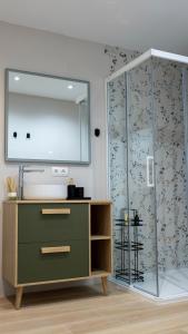 ベナルマデナにあるApartamento en Benalmádena - Colosoの緑のドレッサーとシャワー付きのバスルーム