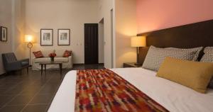Ένα ή περισσότερα κρεβάτια σε δωμάτιο στο Decanter Hotel