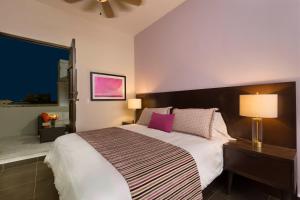 Ένα ή περισσότερα κρεβάτια σε δωμάτιο στο Decanter Hotel