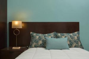 Ένα ή περισσότερα κρεβάτια σε δωμάτιο στο Decanter Hotel