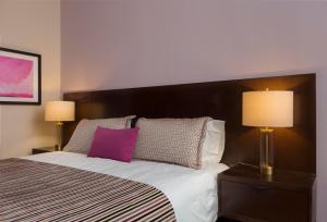 Ένα ή περισσότερα κρεβάτια σε δωμάτιο στο Decanter Hotel