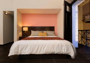 Ένα ή περισσότερα κρεβάτια σε δωμάτιο στο Decanter Hotel