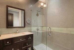 Phòng tắm tại Decanter Hotel
