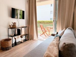 A television and/or entertainment centre at Coqueto piso a 50 metros de la playa