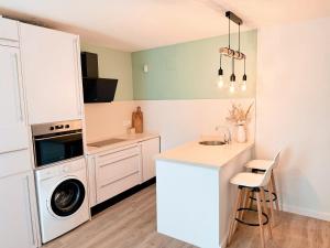 A kitchen or kitchenette at Coqueto piso a 50 metros de la playa