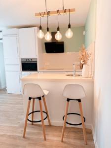 A kitchen or kitchenette at Coqueto piso a 50 metros de la playa