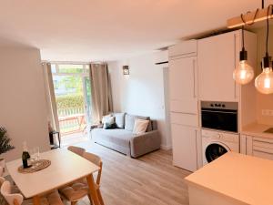 A kitchen or kitchenette at Coqueto piso a 50 metros de la playa