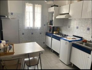Kuchyň nebo kuchyňský kout v ubytování Maison de Léon