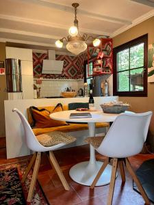 una cucina con un tavolo e sedie in una stanza di Woods House a La Calamine