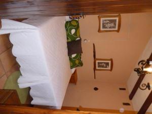 una escalera con una toalla colgada de una escalera en Casa El Cantón en La Cuba