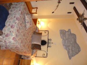 um quarto com uma cama e uma ventoinha na parede em Casa El Cantón em La Cuba