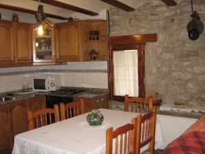 a kitchen with a table with a white table cloth at Casa El Cantón in La Cuba