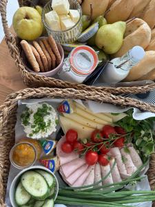 dwa kosze wypełnione różnymi rodzajami sera i warzyw w obiekcie DOMKI LAURA sauna & gorąca balia w Jastrzębiej Górze