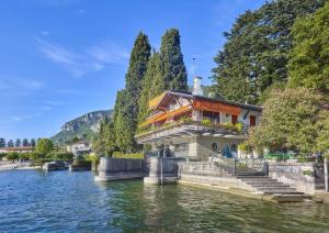 een gebouw aan de oever van een rivier bij Villa meridiana in Lierna