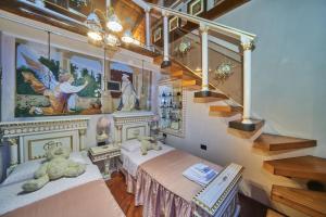 een kamer met twee bedden en een trap met teddyberen bij Villa meridiana in Lierna